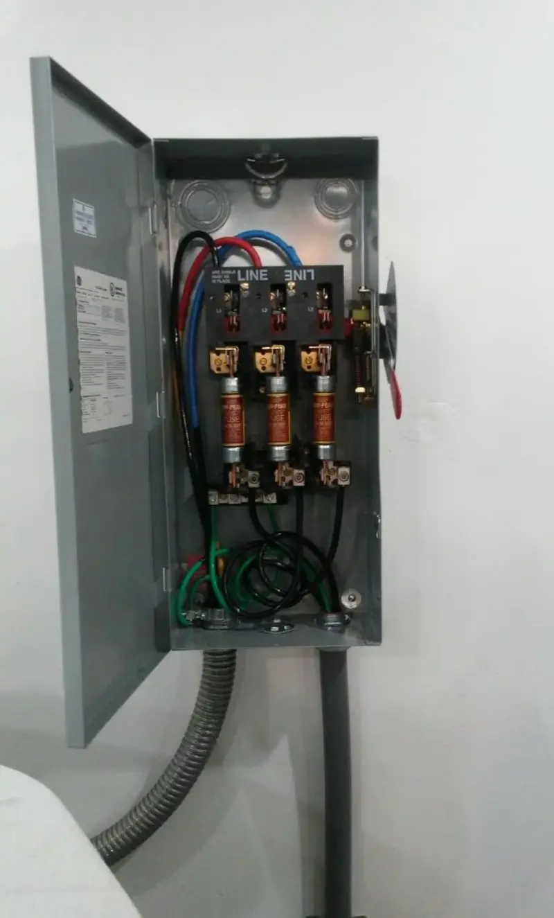 Three-phase disconnect switch installed for Smoke Detector Installation in Harahan